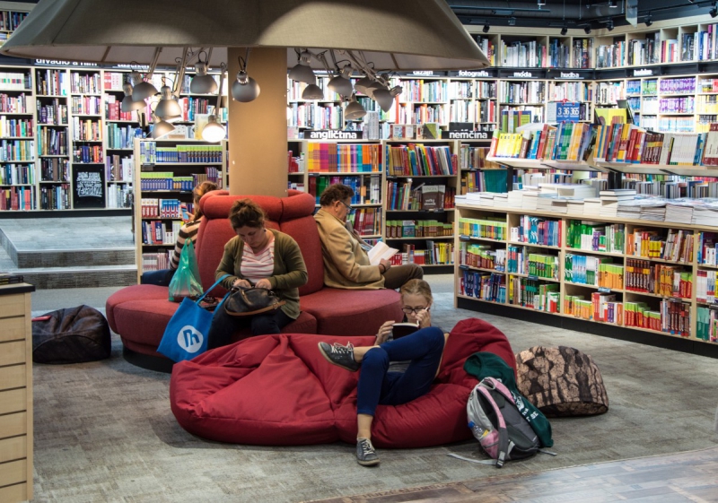 boutique-CAGNES SUR MER-min_books_bookstore_book_reader_readers_reading_shop_sale_books-849006